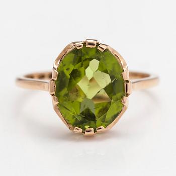 Ring, 18K guld och peridot, Oskar Lindroos, Helsingfors 1932.