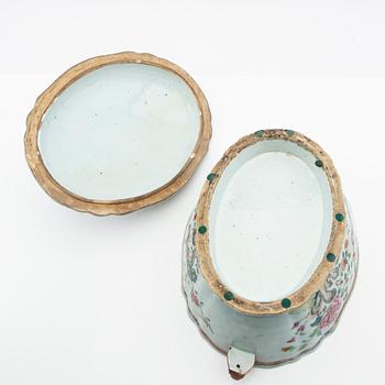 Terrin med lock, kompaniporslin. Qingdynastin, Qianlong (1736-95).