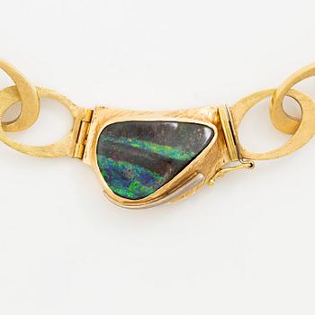 Collier 18K guld med en opal.