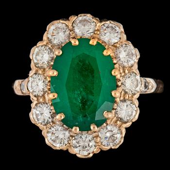 RING, smaragd ca 3.00 ct samt briljantslipade diamanter tot. ca 2.00ct.