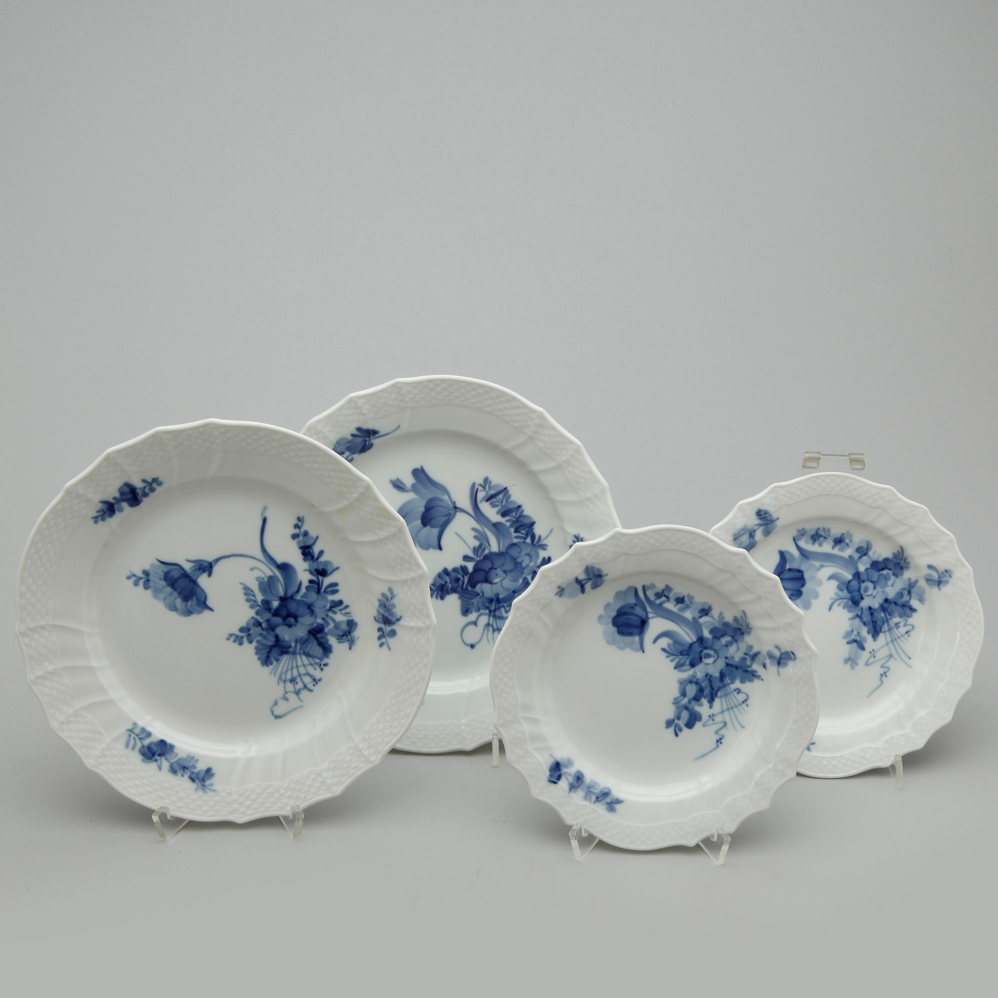 SERVISDELAR,, 18 st, porslin, "Blå blomst", Royal Copenhagen, sent 1900-tal.
