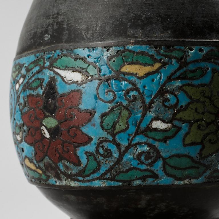 VAS, brons med cloisonne, Kina omkring sekelskiftet 1900.