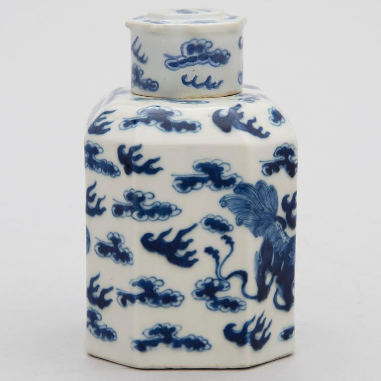 A Chinese porcelain tea caddy, 18/19th Century.