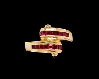 704. RING, carré cut rubies.