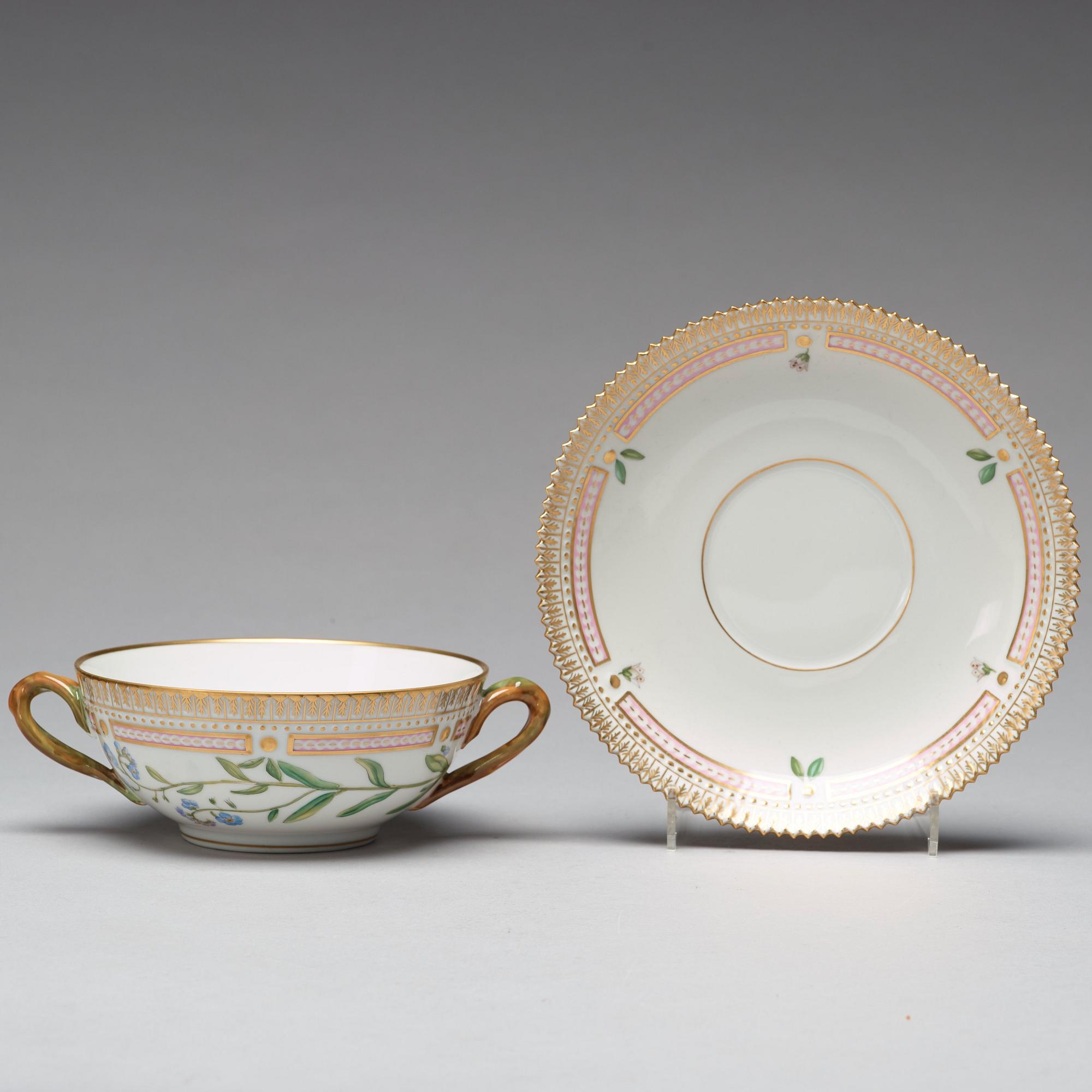 BULJONGKOPPAR med FAT, tre stycken samt FAT, porslin. "Flora Danica", Royal Copenhagen, Danmark, 1900-tal.