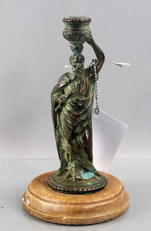 LJUSSTAKE, 1900-tal, patinerad brons med fot av marmor.