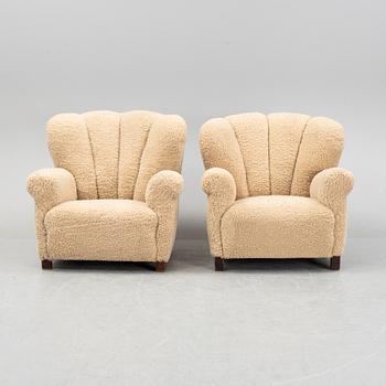 Fritz Hansen, a pair of hearling upholstered model 1518 slounge chairs, Denmark, 1940's.