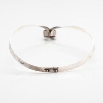 Kaulakoru, sterlinghopeaa ja vuorikristalli. Kaunis Koru, Helsinki 1972.