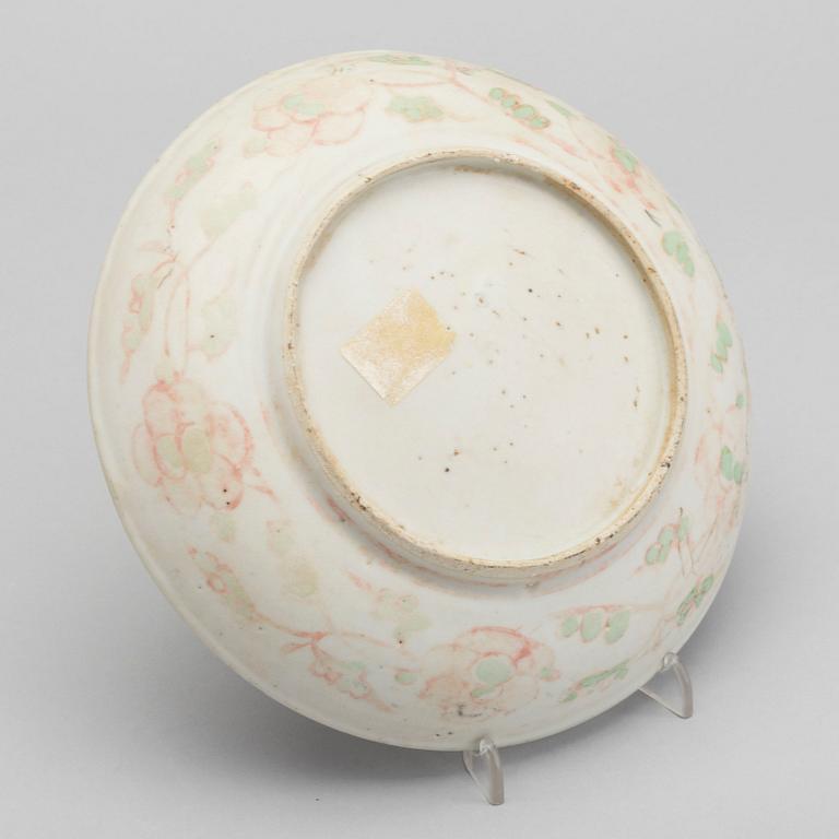 A Chinese 18th century porcelain plate, diameter 19 cm.