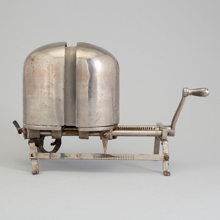 A metal hat mould, first half of the 20th century.