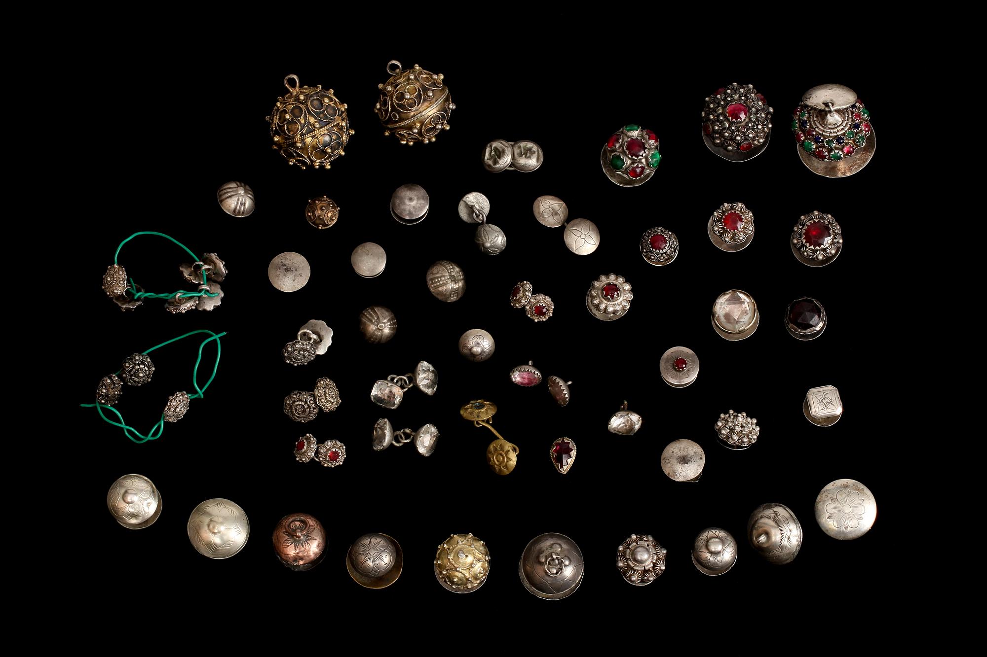 PARTI DRÄKTKNAPPAR, delvis silver, ca 65 st. 1800-tal.