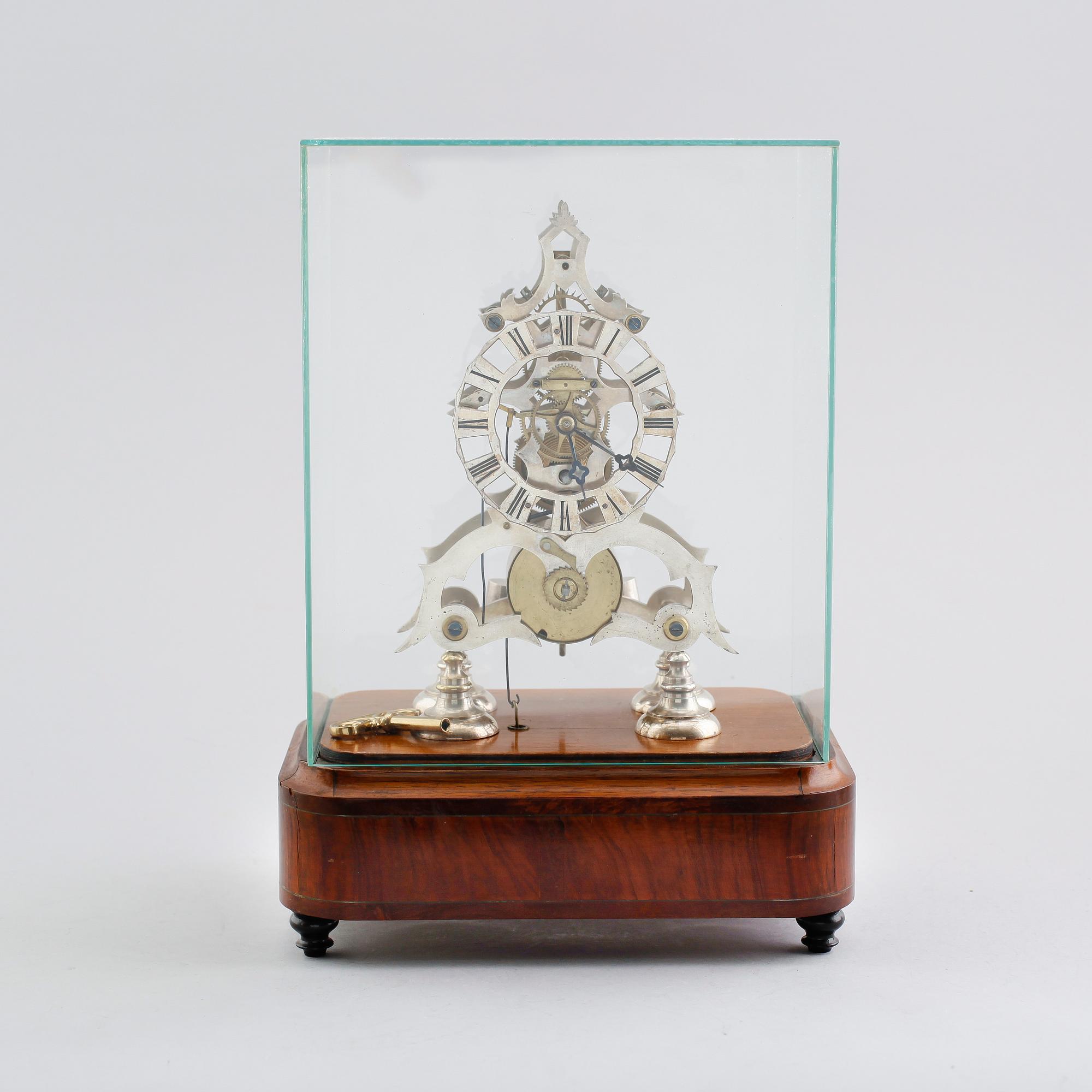 BORDSPENDYL, s k skeletonclock, pendel märkt C Gullberg, med spelverk, omkring år 1900.