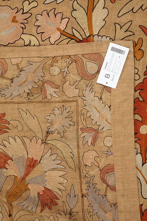 Broderi, sannolikt antik Uzbekistan suzani, ca 226,5-230,5 x 180-182 cm.