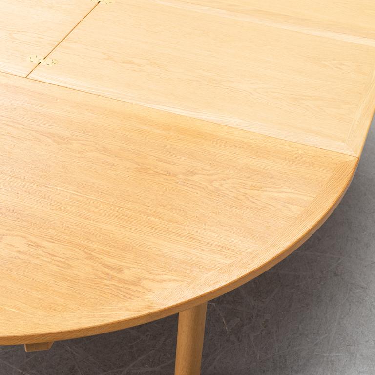Børge Mogensen, a round 'Öresund' oak dining table.
