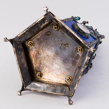 BORDSUR, silver, emalj och lapis lazuli, troligen Hermann Böhm, Wien, Österrike, 1800-talets senare hälft.