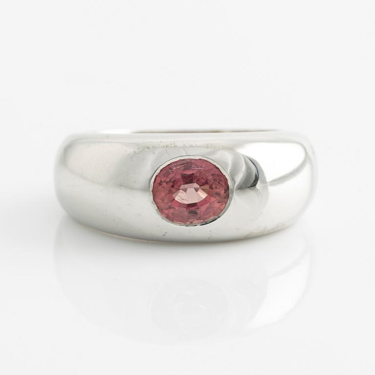 Ring 18K white gold with pink sapphire.