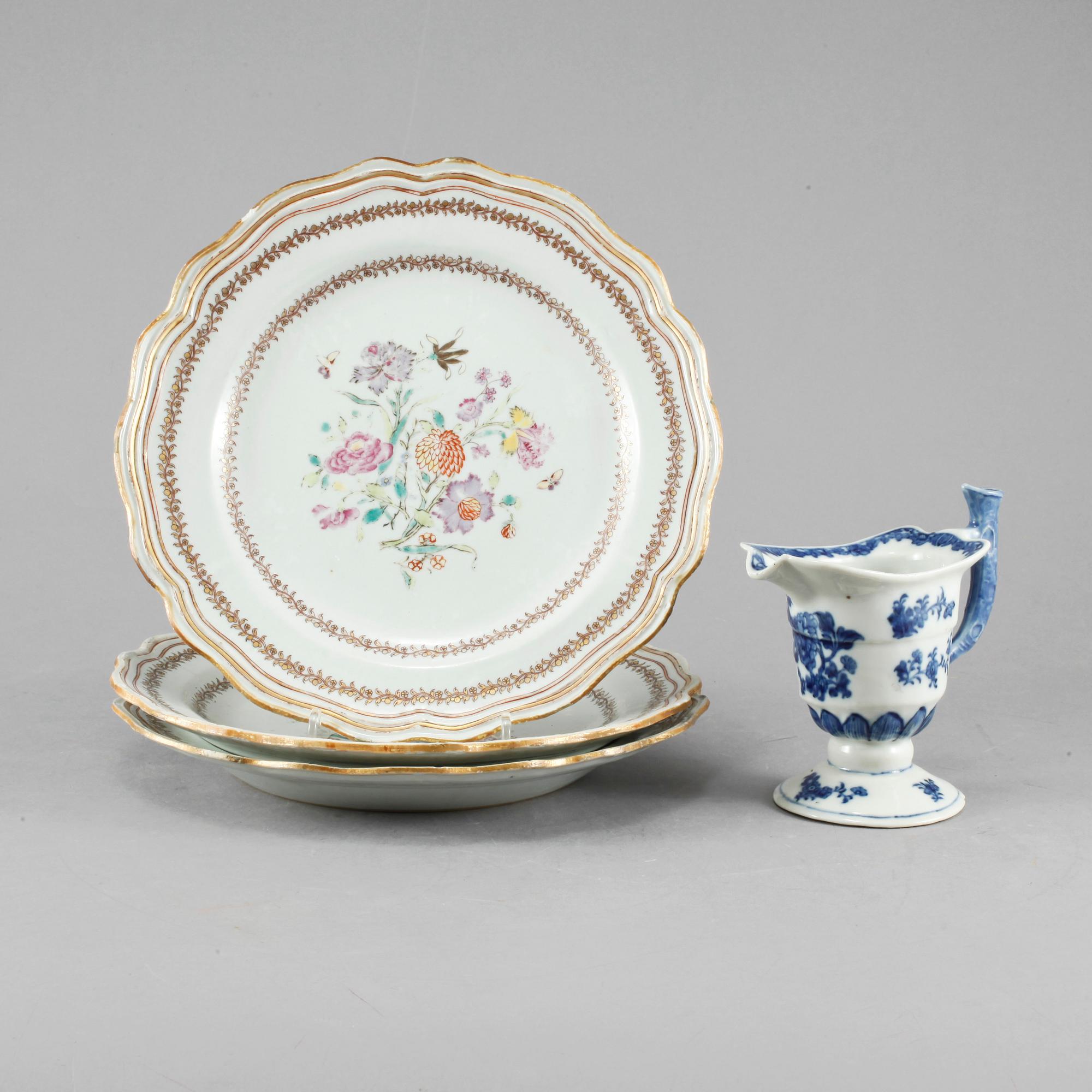 TALLRIKAR, 3 st, samt SÅSKANNA, porslin, Kina, 1700-tal.