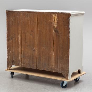 CHEST OF DRAWERS, first half of the 19th century.