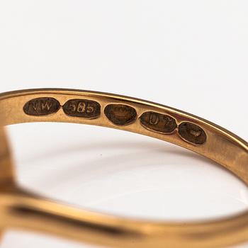 Ring, 14K guld och syntetisk safir. Westerback, Helsingfors 1957.