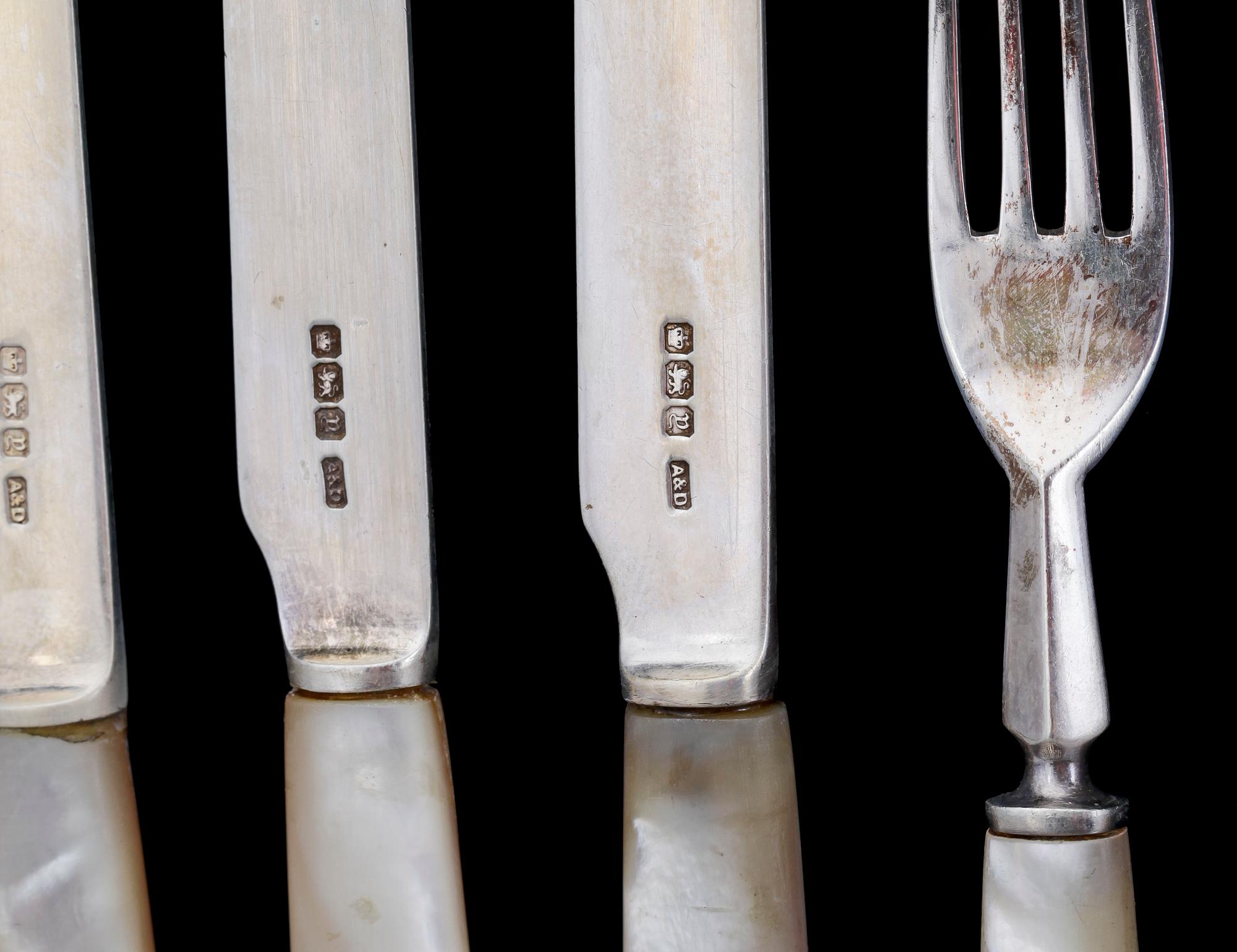 FRUKTBESTICK, 24 st, i schatull, silver och pärlemorskaft, Allen & Darwin, Sheffield England 1917.