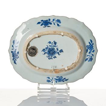 A blue and white tureen with cover and stand, Qing dynasty, Qianlong (1736-95).
