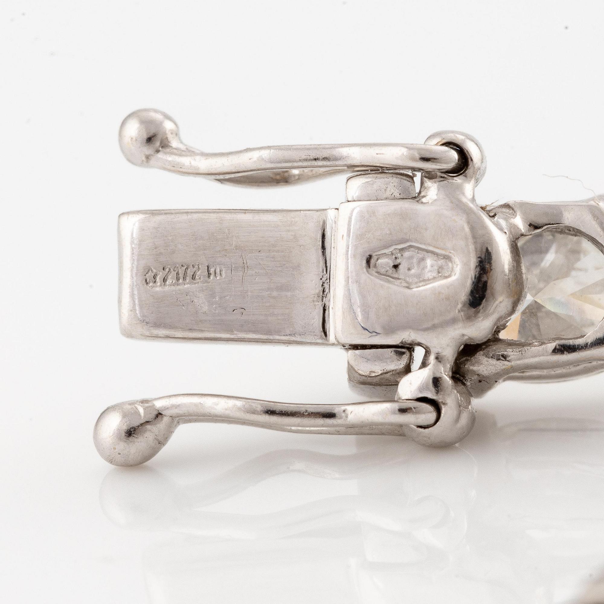 Armband 18K vitguld med diamanter i olika slipformer.