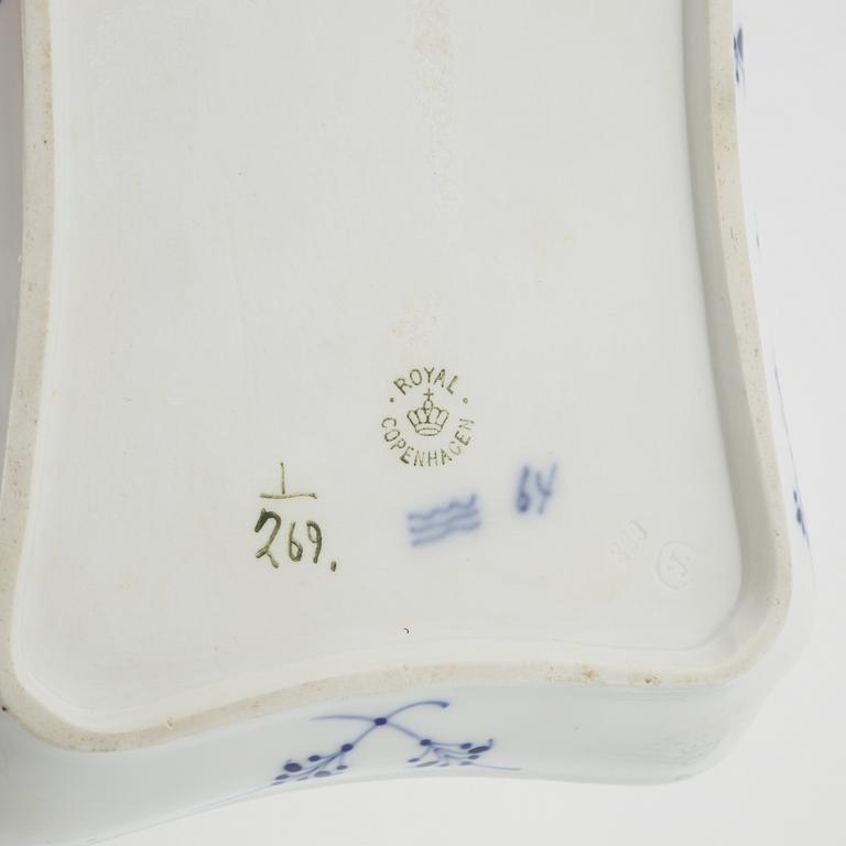 A porcelain tea and coffee service, 34 pices, 'Musselmalet', Royal Copenahgen and Bing &Grøndahl, Denmark.