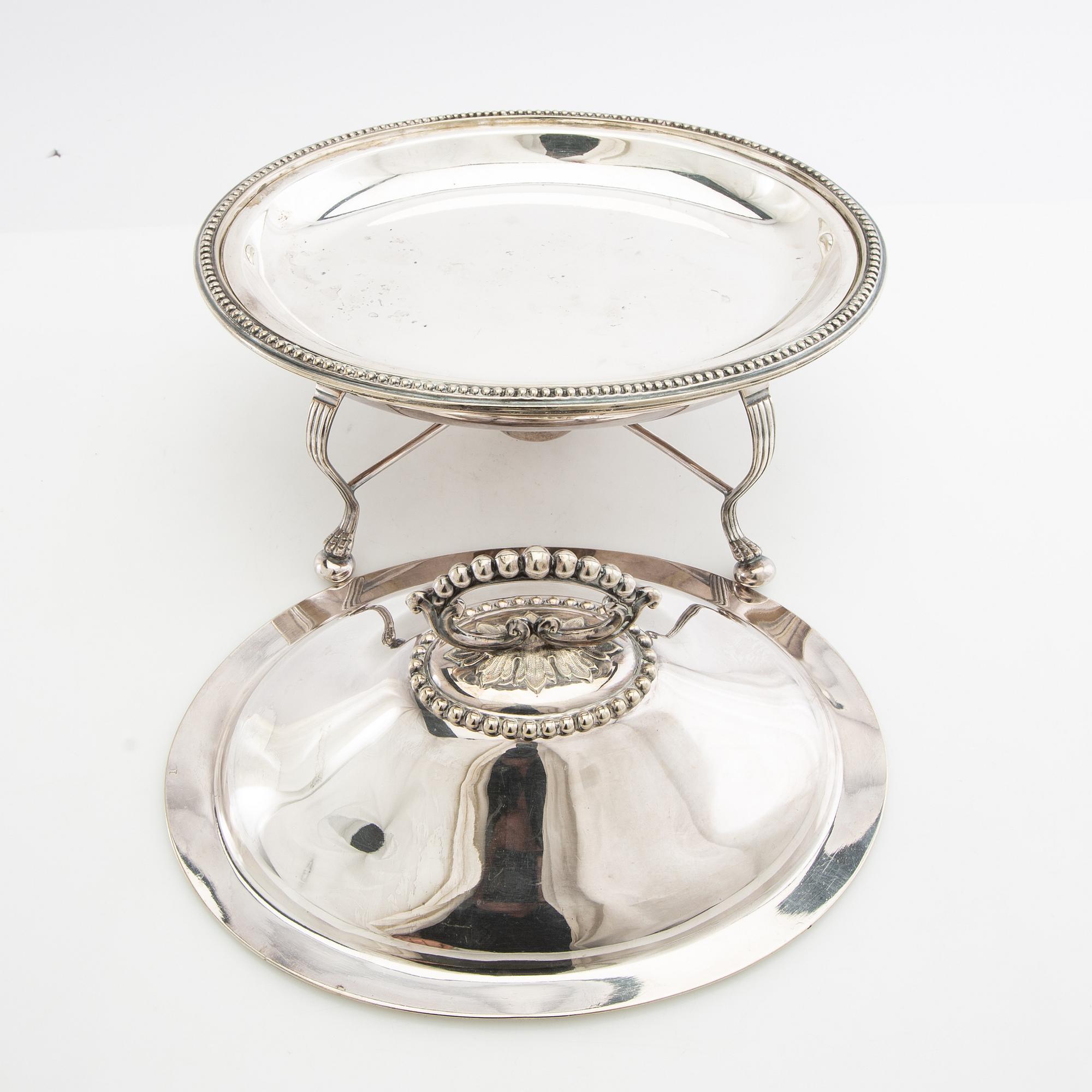 Mappin & Webb sauceboat with lid on a stand, silver plate, England, first half of the 20th century.
