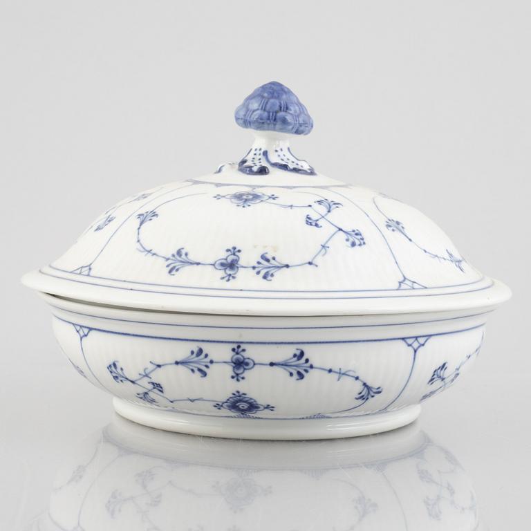 Karott / ragufat med lock, porslin, Royal Copenhagen, "Musselmalet", modell 397, 1898-1923.