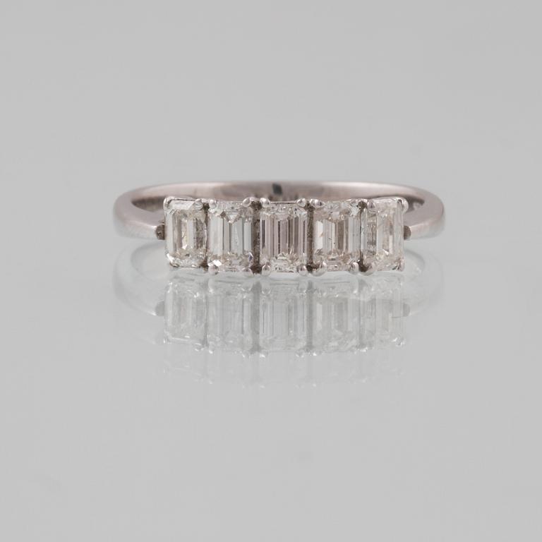 RING, 18K vitguld med 5 smaragdslipade diamanter 0.96 ct. Vikt 3,2 gram.