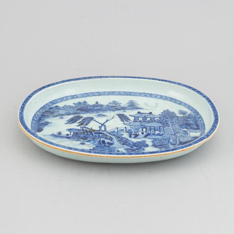 An oval blue and white serving dish, Qing dynasty, Qianlong (1736-95).