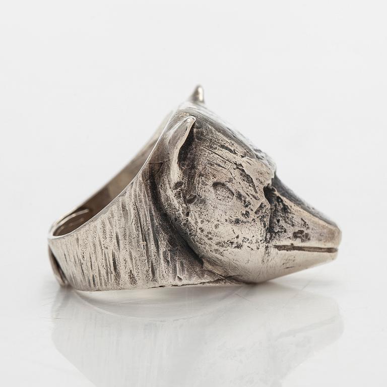 Eila Minkkinen, sormus, karhu, sterlinghopea, 2015.