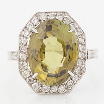 Ring, cocktail ring 18K white gold with chrysoberyl and brilliant-cut diamonds.