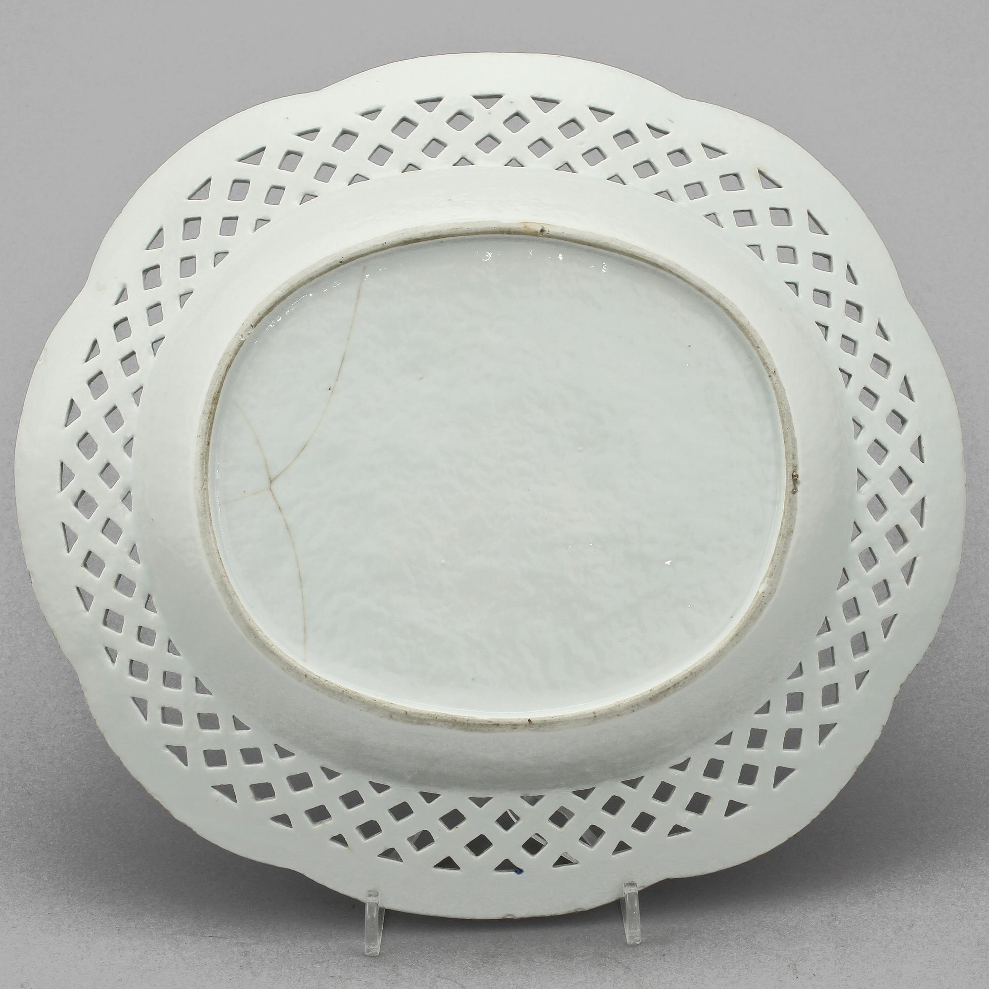 GALLERSKÅL med UNDERFAT, porslin, Kina, 1700/1800-tal.