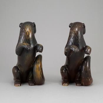 GUNNAR NYLUND, two otter stoneware figurines from Rörstrand.