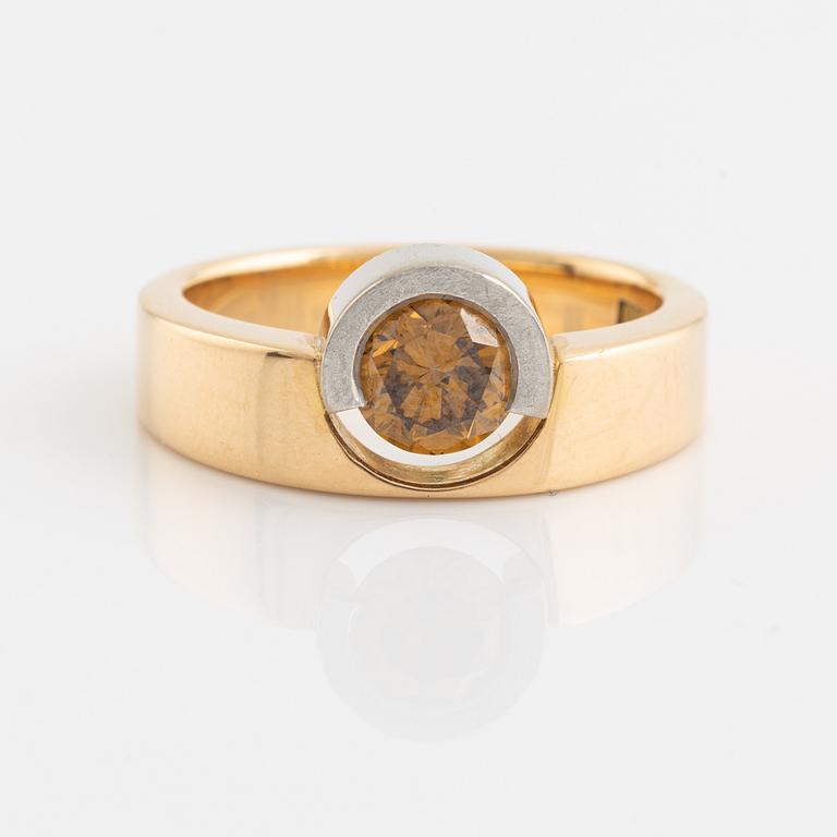 18K gold and orangebrown diamond ring.