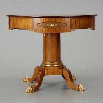 BORD. Empirestil, 1900-talets början.