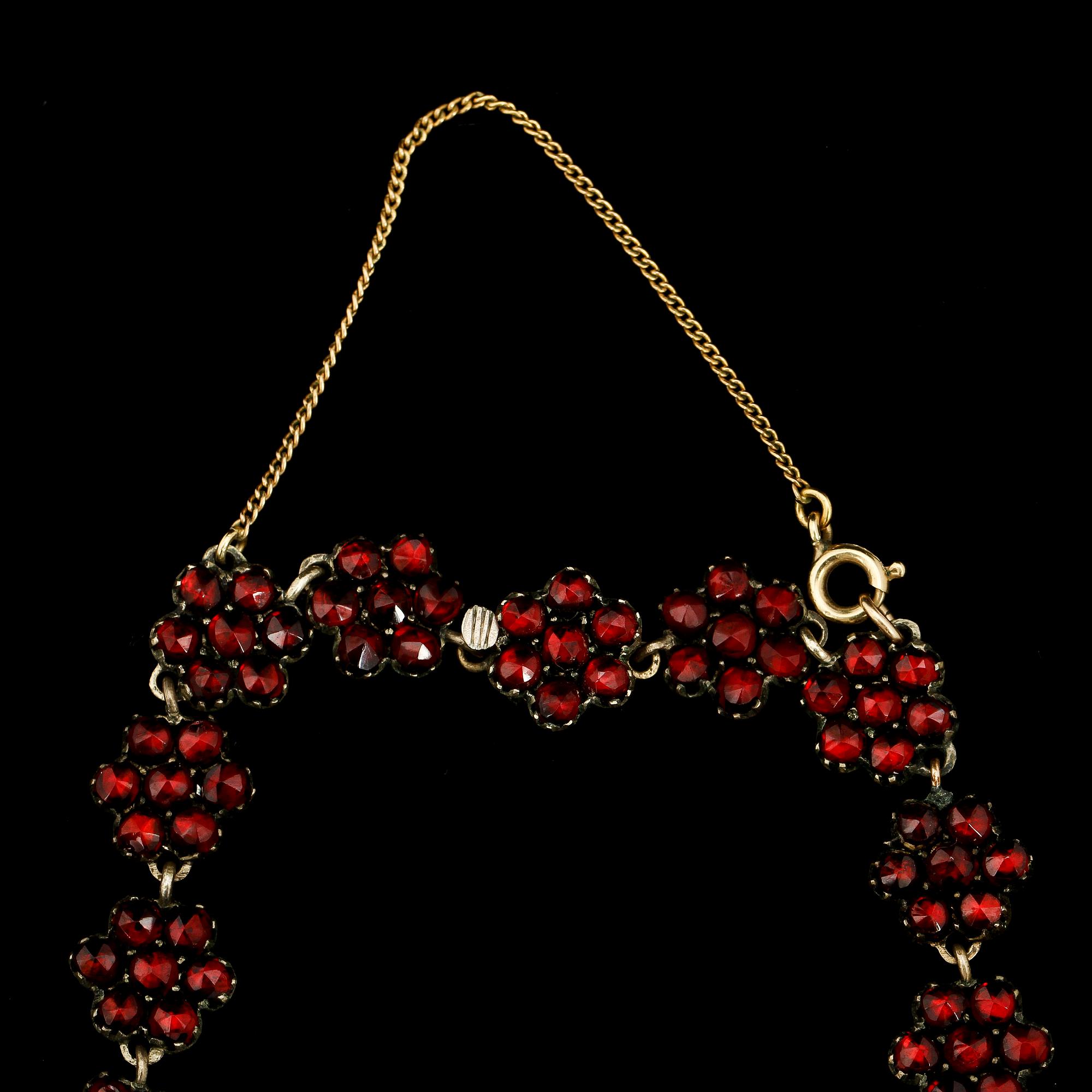 COLLIER samt ÖRHÄNGEN, silver med fasettslipade granater, Konrad Wahlström, Stockholm, 1945. Vikt 52 g.