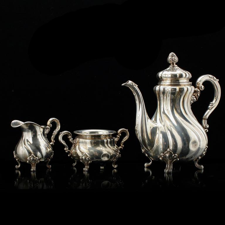 KAFFESERVIS, 3 delar. Silver. Rokokostil, 1900-tal. Importstmpl. Tot ca 1120 g.