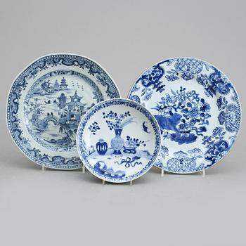 TALLRIKAR 2 st, SAMT SKÅLFAT, porslin, Qianlong, Kina 1700-tal.