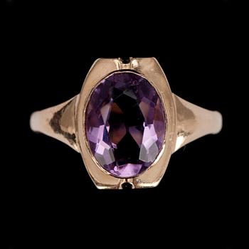 RING, guld 18K, fasettslipad lila sten. V.F.Tiihonen Villmanstrand 1952. Vikt 4,5 g.