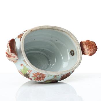 SMÖRTERRIN med LOCK, kompaniporslin. Qingdynastin, Qianlong (1736-95).