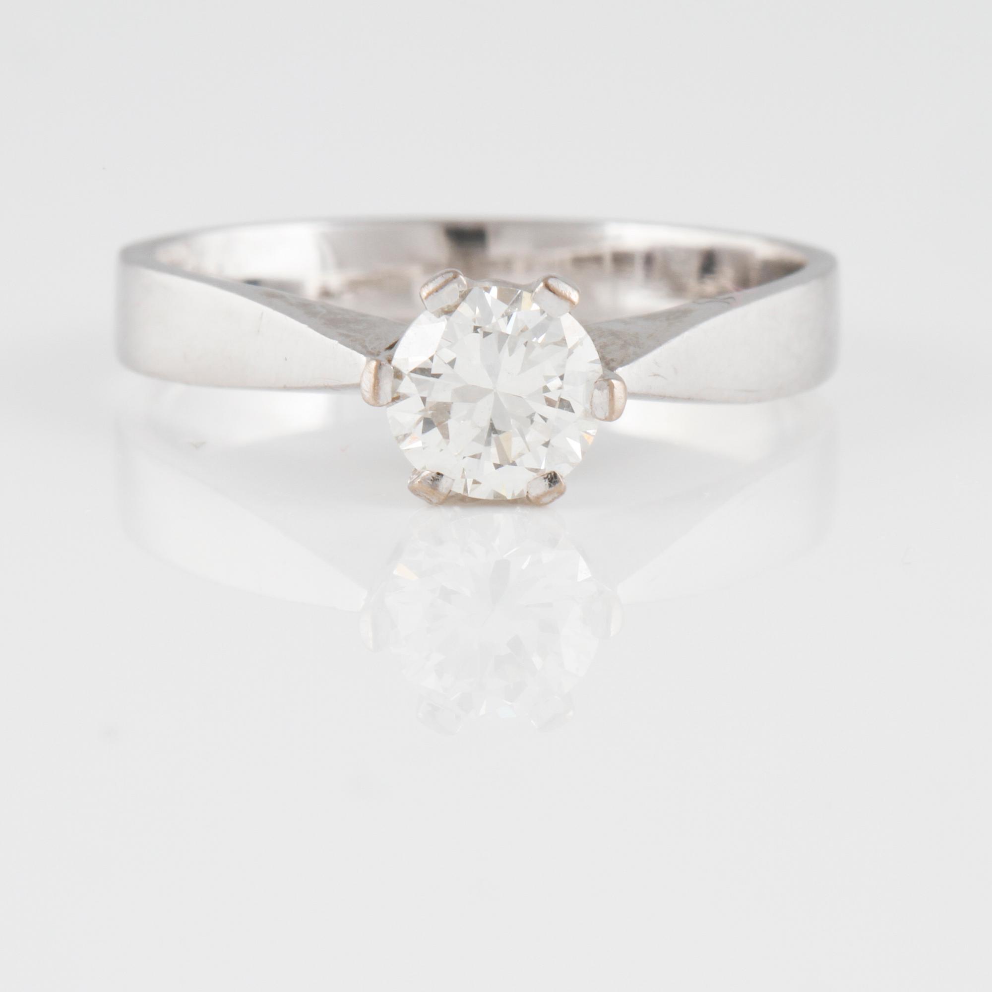 RING, 18K vitguld med äldre briljantslipad diamant 0.63 ct, Alton, Falköping, 1993. Vikt 3,3 gram.