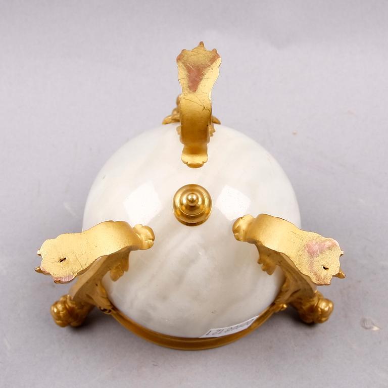 LOCKASK, mässing, alabaster, Louis XVI-stil, 1900-tal.