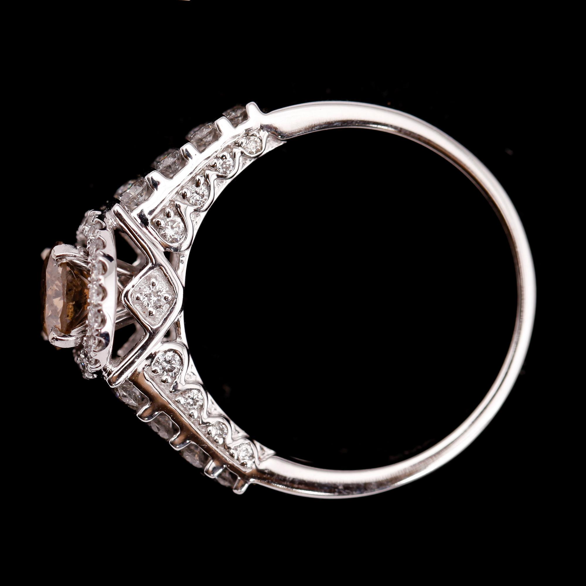 RING, 14 k vitguld, med briljantslipade diamanter tot ca 2.10 ct. Total vikt ca 6,25 gram.