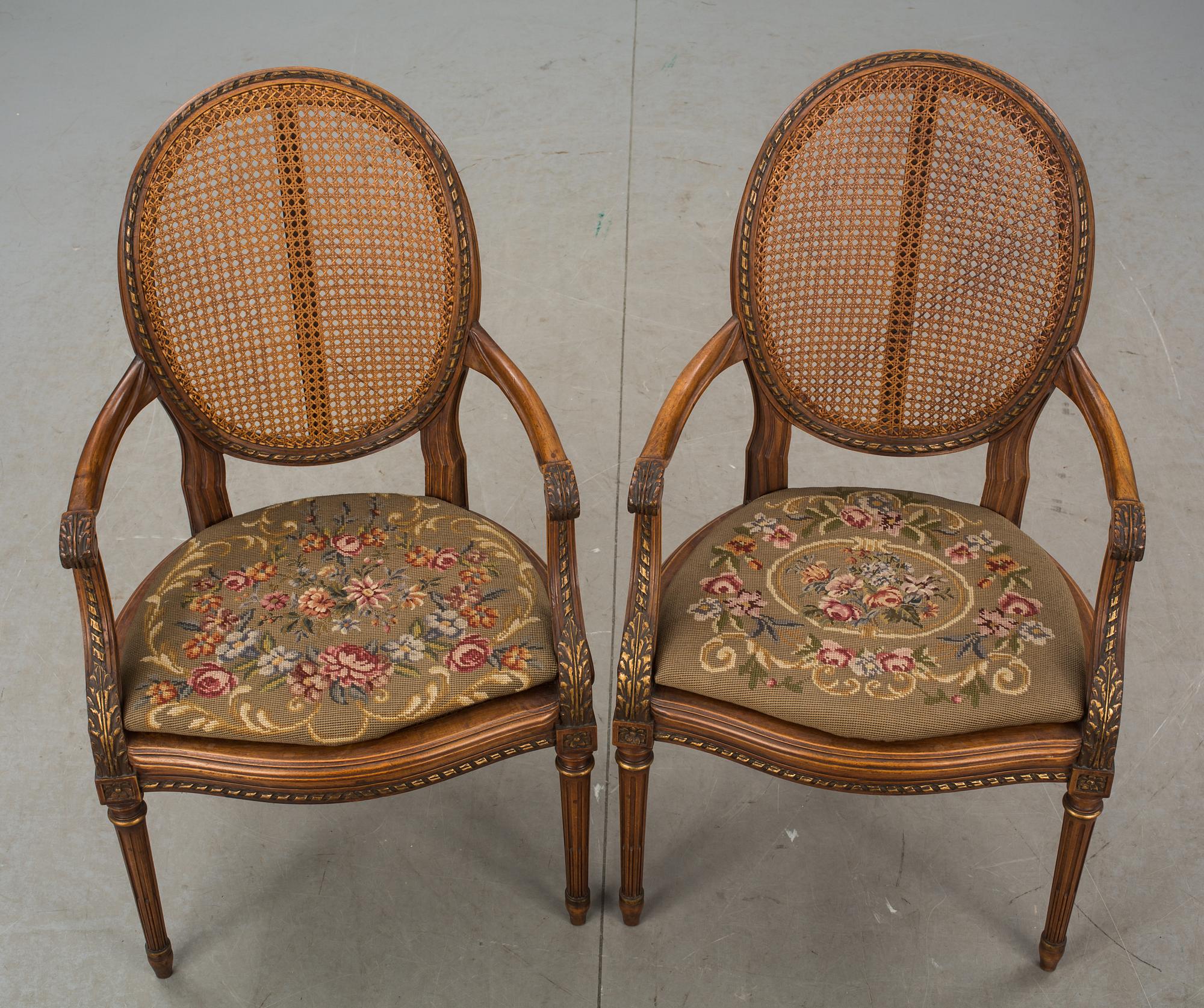 KARMSTOLAR, ett par, Louis XVI-stil.