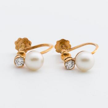 EARRINGS 18K gold 2 cultured pearls 5,5 mm and 2 brilliant-cut diamonds 0,20 ct.