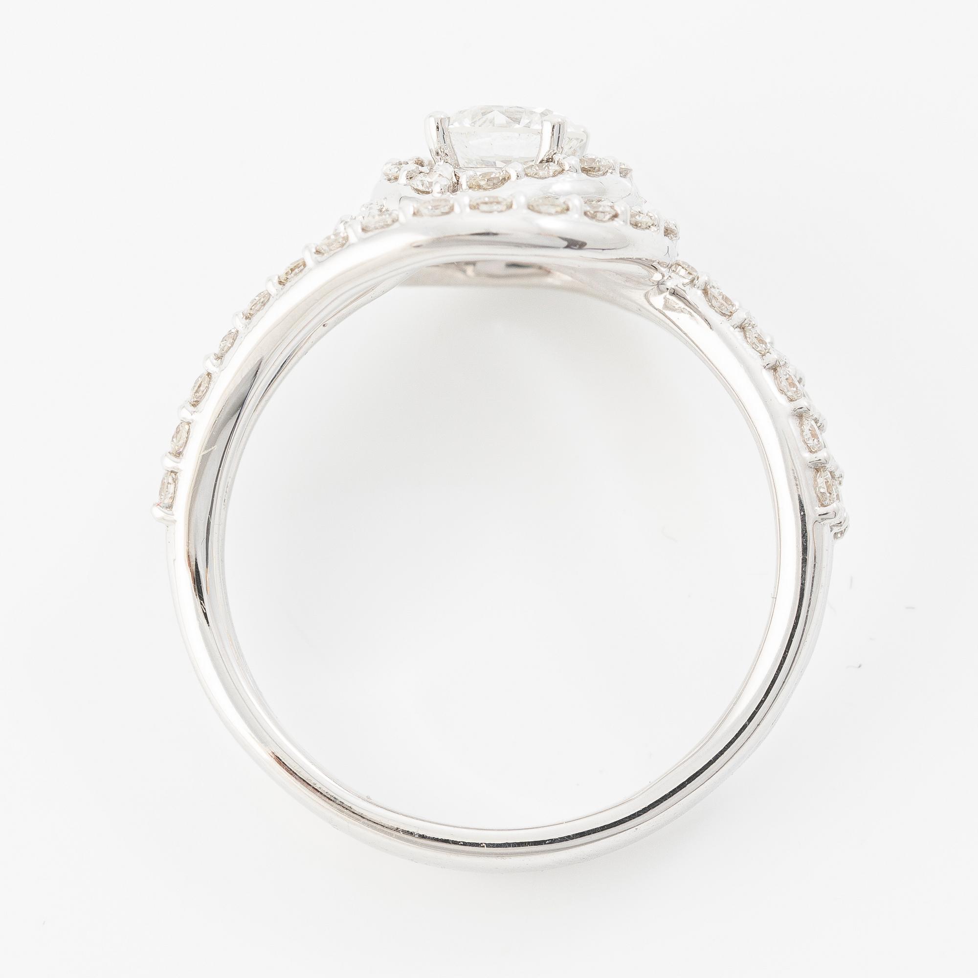 Ring 14K white gold set with round brilliant-cut diamonds.