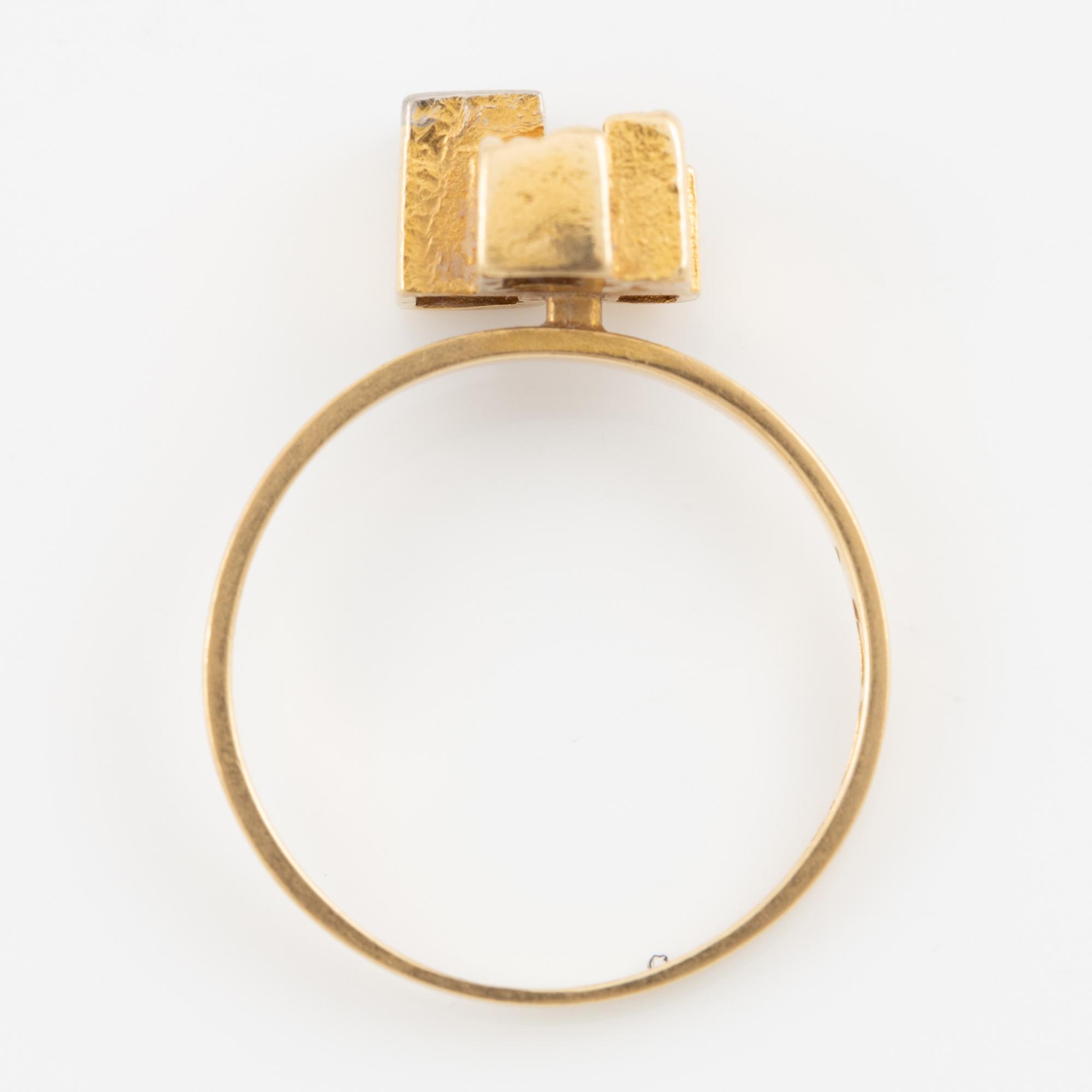 Lapponia, design Björn Weckström, ring 18K gold with brilliant-cut diamond.