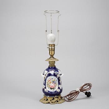 BORDSLAMPA, porslin och mässing, 1900-talets första hälft.